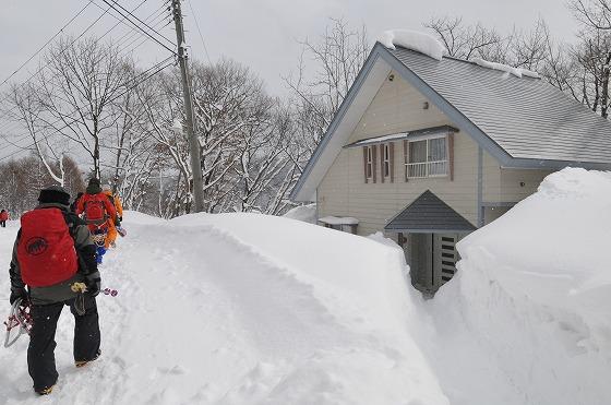 一階部分が雪に覆われているコテージの写真