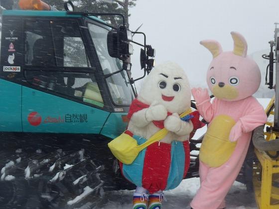 「桃色ウサヒ」と「じゅっきーくん」がスノーパークに訪れた写真1