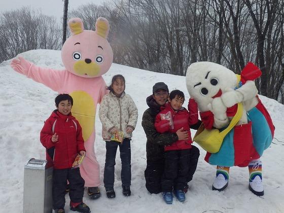 「桃色ウサヒ」と「じゅっきーくん」がスノーパークで来場者と記念撮影した写真1