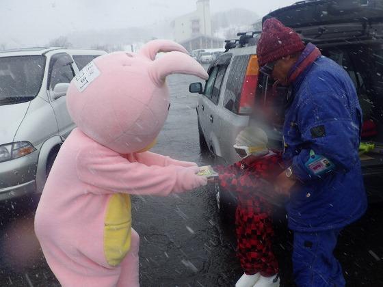 ウサヒとじゅっきーくんからのプレゼントを受け取る来場者の写真