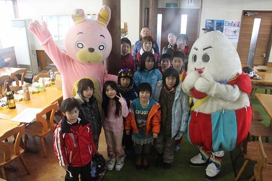 「桃色ウサヒ」と「じゅっきーくん」がスノーパークで来場者と記念撮影した写真2