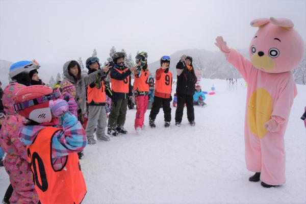 じゃんけんする桃色ウサヒと子どもたちの写真4