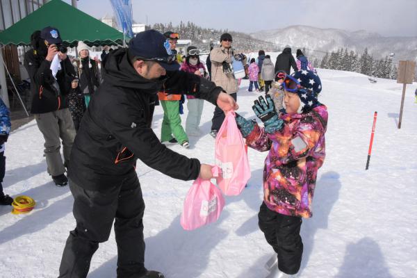 輪投げ大会優勝者が商品を受け取っている写真