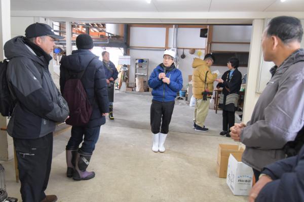 杜氏のふみやさんがマイクを持っている写真