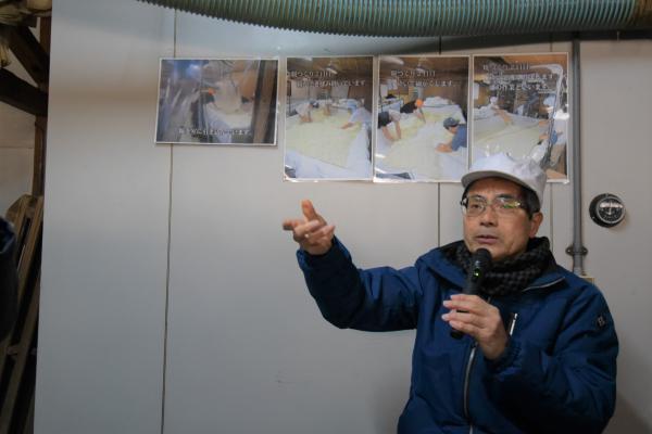 こちらを向いて話している杜氏のふみやさんの写真