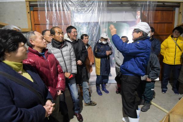 多くの参加者の前で説明する杜氏のふみやさんの写真