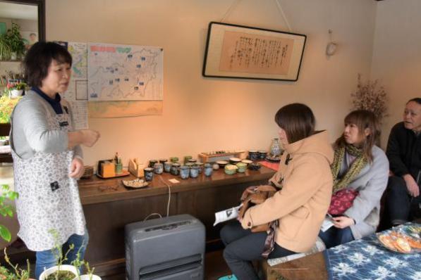 陶芸家になるまでの経緯を説明する柴田さんの写真