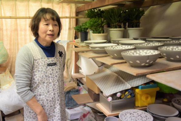 素焼きの器と柴田さんの写真