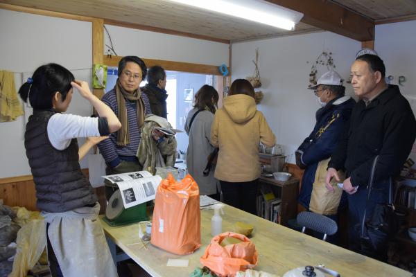 作業台のある工房を思い思いに眺める参加者の皆さん