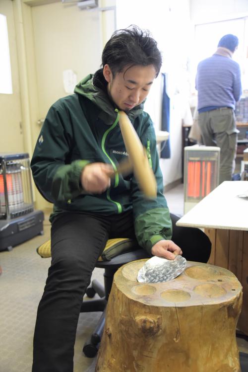制作作業中の牧野さん