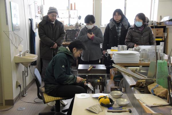 制作風景に見入っている参加者の様子