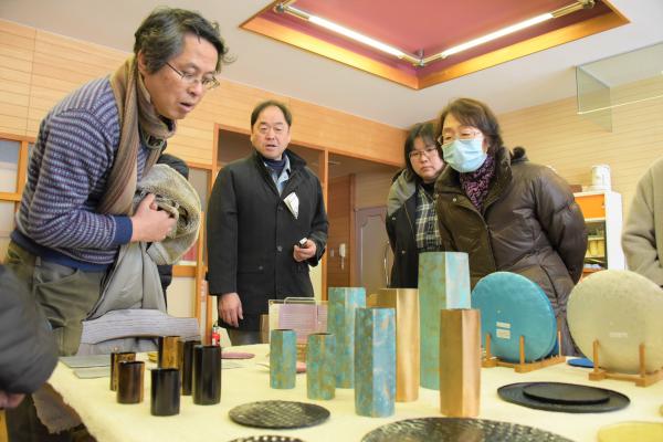 展示中の作品を興味深く見つめる参加者の皆さん