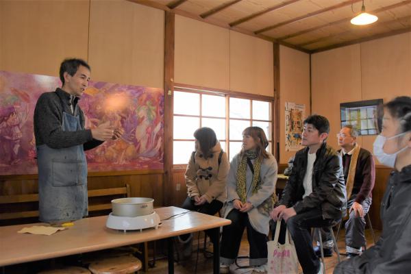 椅子に座る参加者と、立ちながら説明する安藤さん