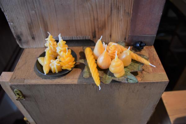 丸かったり、松ぼっくりやプレゼントボックスの形の蜜ろうキャンドルたち