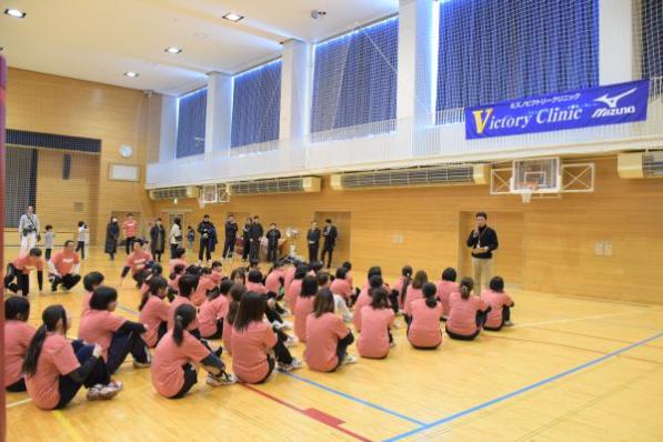 小学校体育館に整列する参加者