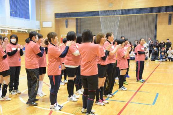 拍手で迎える参加者の皆さん