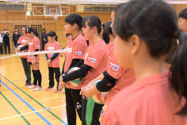 真剣に聞いている子どもたち
