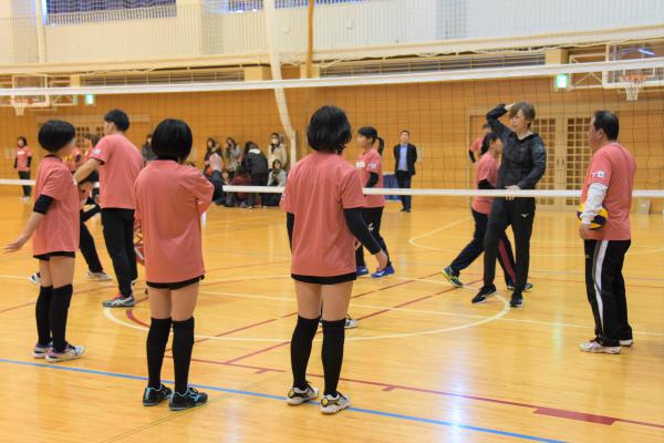朝日中女子バレー部の生徒たちと中田氏