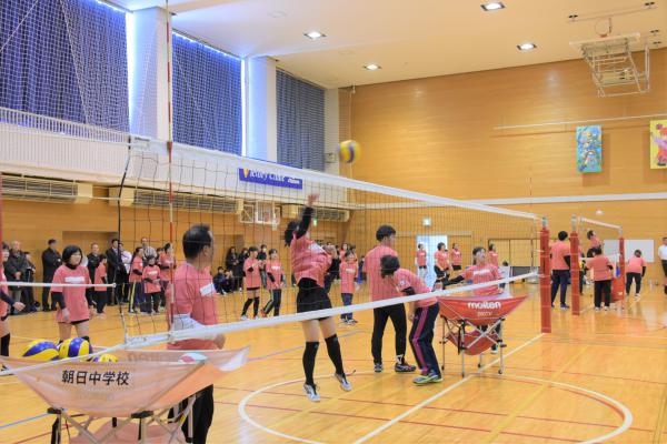 スパイクを打つ女子バレー部の生徒