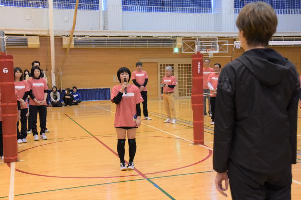 中田氏にお礼の言葉を述べる朝日中女子バレー部副キャプテンの清野さん