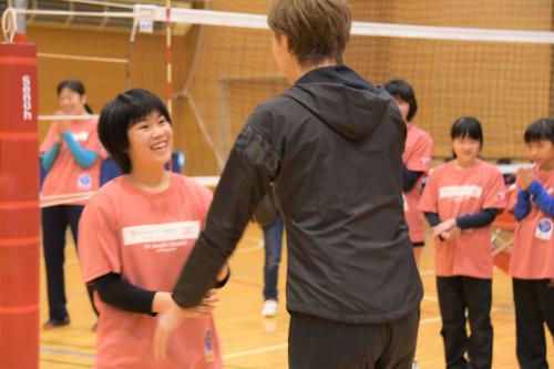 中田氏と握手をして嬉しそうな笑顔の清野さん