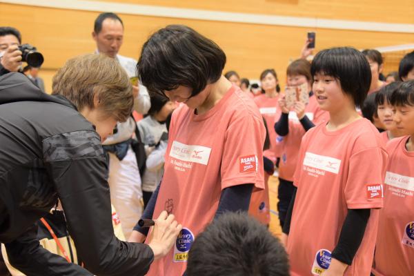 ピンク色のミズノTシャツに中田氏からサインをもらう女の子たち1