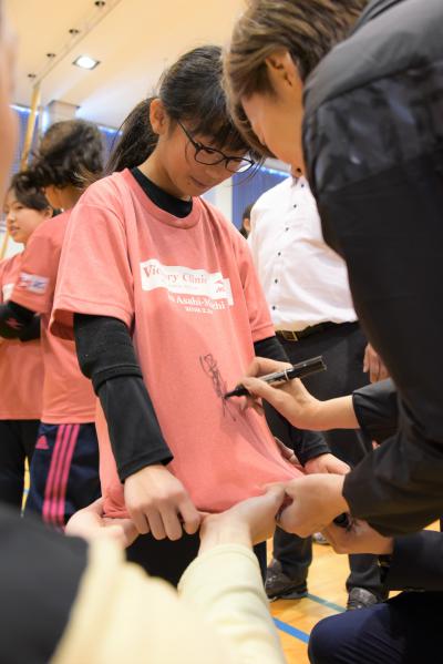 ピンク色のミズノTシャツに中田氏からサインをもらう女の子たち2
