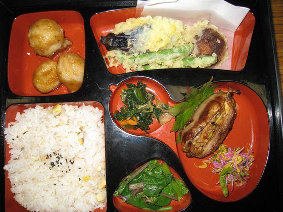 稲刈り体験ツアーの昼休みに振る舞われた地元で採れた食材を使用したお昼の弁当の写真