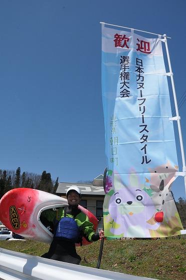 カメラに向かってポーズを決める選手の写真