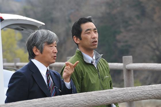 案内役の担当職員と話をする辰野氏の写真