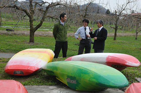 カヤックを前に談笑する辰野氏たちの写真