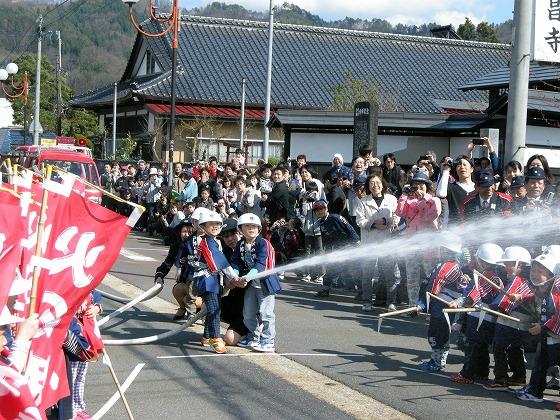 保育園児による放水訓練の写真