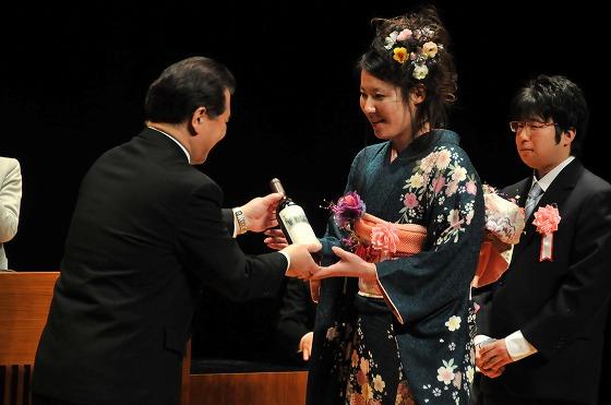 鈴木町長が新成人にワインを贈っている写真
