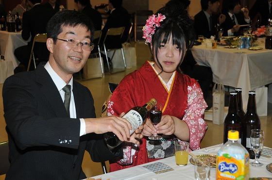 恩師の先生からお酒を注いでもらう姿の写真