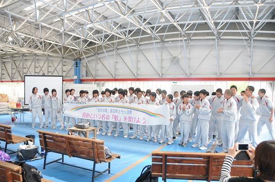 合唱を披露した生徒たちの写真