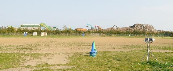 大型の重機と処理施設のような建物の写真