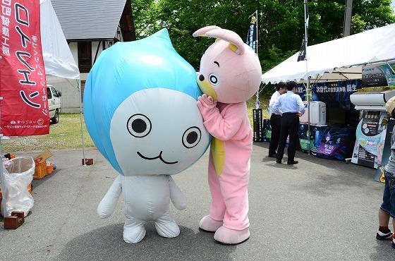 「ウサヒ」とダイキン工業(のPRキャラクター「ぴちょん君」の写真
