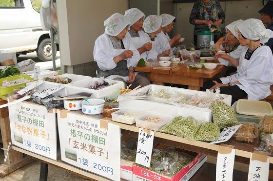地元能中区のボランティア 「棚田ママの会」が設けた売店コーナーの写真2