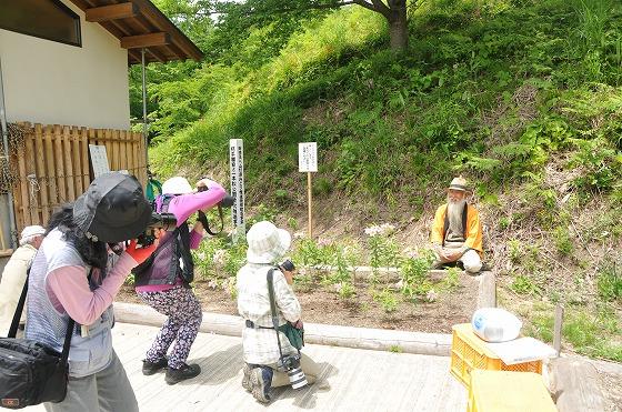 町ひめさゆり愛好会の会員がひめさゆりと一緒に撮影されている写真1