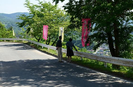 一本松公園から雪をかぶった月山を遠望するお客さんの写真