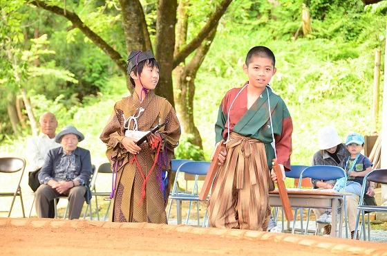 本格的な衣装の行司と呼出の写真