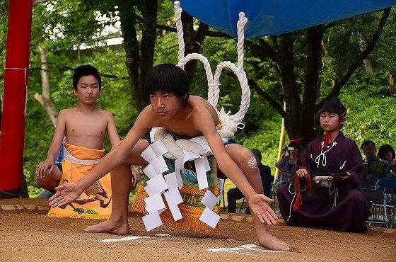 東の横綱の土俵入りの写真