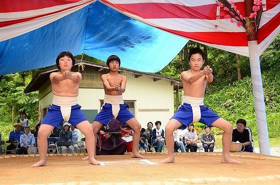 三役そろい踏みで三役の男子が手を合わしている様子の写真