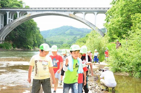 爽やかな最上川散策の様子の写真