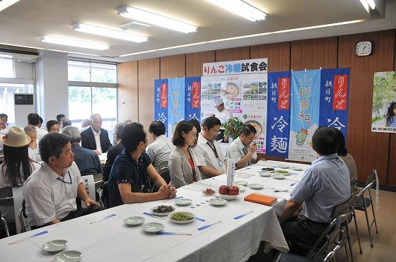 「りんご冷麺」の発表試食会の様子の写真1