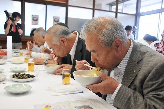 「りんご冷麺」の発表試食会の様子の写真2