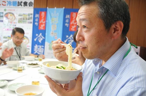 「りんご冷麺」の発表試食会の様子の写真3