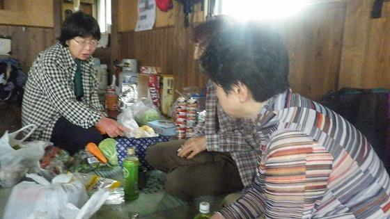 町山岳会 食事班による調理様子の写真1