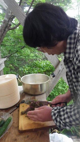 町山岳会 食事班による調理様子の写真2