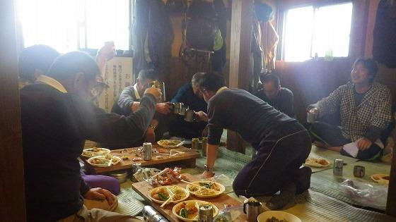 町山岳会同士で乾杯しあう写真